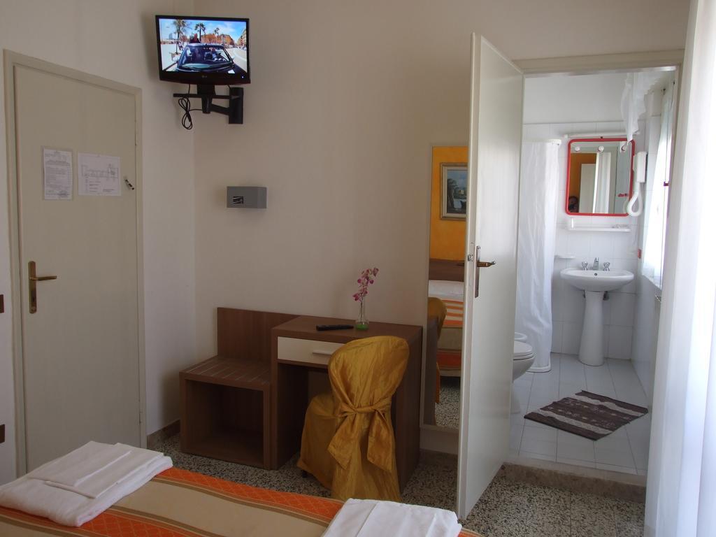 Hotel Derna Viareggio Quarto foto